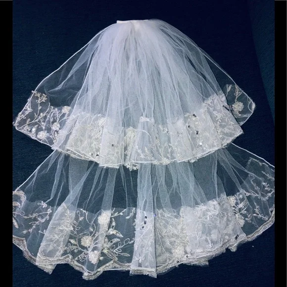 Flower girl dress with vail brand new !!